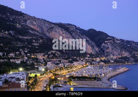 Francia, Alpes Maritimes, Menton, la Baia di Garavan, il porto, una serata al chiaro di luna in primavera, in background Italia Foto Stock