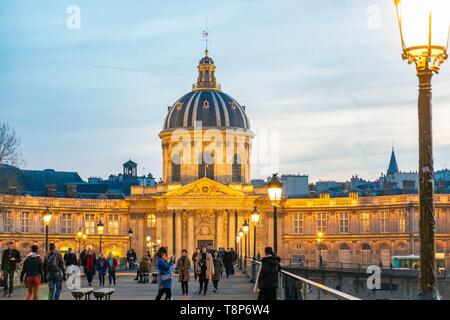 Francia, Parigi, zona elencata come patrimonio mondiale dall UNESCO, il Pont des Arts e l' Institut de France Foto Stock