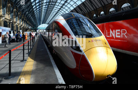 Uno di LNER's new Azuma treno parte piattaforma 8 alla stazione di King Cross a Londra. Foto Stock