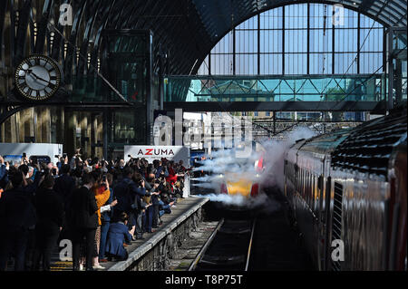 Uno di LNER's new Azuma treni arriva sulla piattaforma 8 alla stazione di King Cross a Londra. Foto Stock