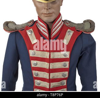 Un ensemble di uniforme per un capitano della guardia du corps reggimento, 1814 - 1825 Custom Collector's pezzo che incorpora le parti vecchie, prevalentemente a partire dal xix secolo. Crested casco con ottone dorato cranio e finemente goffrata con pettine recumbent lion, bearskin crest, band e visiere applicato con pelle di foca e dorato di foglie di quercia, placcata argento coccarda, teste di Medusa. Il complementare del pettine con royal cypher 'J'. Rivestito in pelle visiere. Tunica di belle fiordaliso blu di feltro di lana con un luminoso rivestimento rosso, treccia in argento e argento placcato pulsanti corona, rosso foderato di EPA, Additional-Rights-Clearance-Info-Not-Available Foto Stock