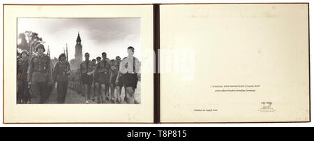 Generale della fanteria Rudolf Schmundt - una cartella di fotografia presentata dal generale Specht di grandi dimensioni fotografia di un unità di esercito marciando a fianco di Hitler Gioventù di fronte alla Potsdam chiesa Garrison, in un appositamente realizzati marrone Cartella di presentazione con la scritta "13. Agosto MCMXLIV' e la dedizione (tr) per GENERALE DELLA FANTERIA SCHMUNDT con i migliori auguri per una pronta guarigione!", rilasciato "Potsdam, im Agosto 1944' e firmato dal tenente generale Karl-Wilhelm Specht, ispettore generale per la junior unità di leadership. Rudolf Schmundt, il capo del personale dell'esercito off, Editorial-Use-solo Foto Stock