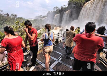 Parco Nazionale di Iguazu, Argentina - 10 ottobre 2014: la gente visita Parco Nazionale di Iguazu in Argentina. Il parco è stato istituito nel 1934 ed è un'UNESCO W Foto Stock