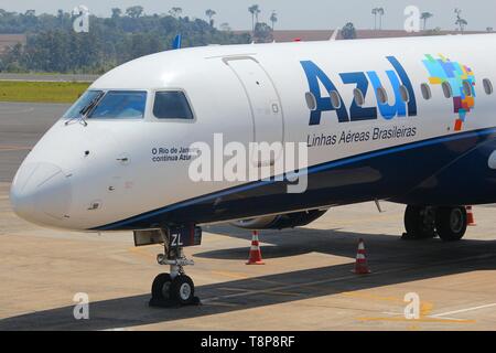 FOZ DO IGUACU, Brasile - 12 ottobre 2014: Azul Brazilian Airlines Embraer ERJ-190 a Foz do Iguacu Aeroporto. Nel 2013 Azul aveva 17 percento di nazionale ma Foto Stock