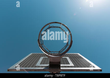 Street Basketball hoop contro il cielo blu Foto Stock