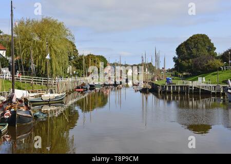 Scafi e alberi da un certo numero di barche a vela che riflette nell'acqua del museo harbour Carolinensiel e il piccolo fiume Harle, 23 settembre 2017 | Utilizzo di tutto il mondo Foto Stock