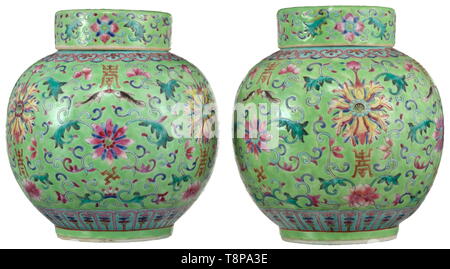 Una coppia di cinesi lidded vasi, nel Periodo Qianlong (1736-96) vasi a bulbo con coperchi rotondi. Porcellana Bianca con profusa smalti policromi decor luce sulla terra verde. Entrambe le basi con un ferro da stiro red Qianlong mark. Perfetto, integre le condizioni. Altezza del vaso o 14,5 cm. Provenienza: Collezione privata dal sud della Germania, acquistato in 1960/70s. storica, storica, Cina, Cinese, XVIII secolo, Additional-Rights-Clearance-Info-Not-Available Foto Stock