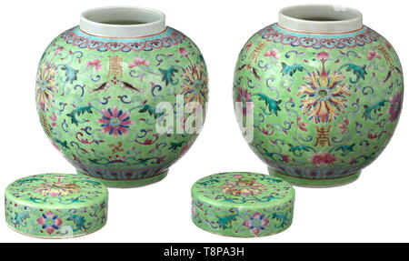 Una coppia di cinesi lidded vasi, nel Periodo Qianlong (1736-96) vasi a bulbo con coperchi rotondi. Porcellana Bianca con profusa smalti policromi decor luce sulla terra verde. Entrambe le basi con un ferro da stiro red Qianlong mark. Perfetto, integre le condizioni. Altezza del vaso o 14,5 cm. Provenienza: Collezione privata dal sud della Germania, acquistato in 1960/70s. storica, storica, Cina, Cinese, XVIII secolo, Additional-Rights-Clearance-Info-Not-Available Foto Stock