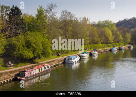 Una stretta barca e cabine da crociera ormeggiate sul Tamigi a Goring-on-Thames Foto Stock