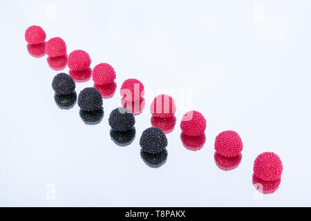 Due linee di caramelle. Berry e mirtillo Foto Stock