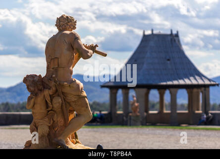 Un diciassettesimo secolo terracotta scultura di Pan suona il flauto traverso rivolta verso la casa del tè e lo Smoky Mountains, al Biltmore Estate in Asheville, NC, Stati Uniti d'America Foto Stock