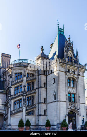 Bandiera vola sopra la facciata anteriore di Biltmore House nel pomeriggio, in Asheville, NC, Stati Uniti d'America Foto Stock