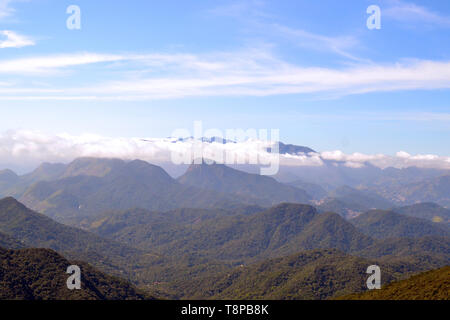 Montagne Vista del Bonet Rock in Petropolis, Rio de Janeiro, Brasile Foto Stock