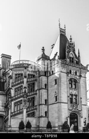 Bandiera vola sopra la facciata anteriore di Biltmore House nel pomeriggio, in Asheville, NC, Stati Uniti d'America Foto Stock