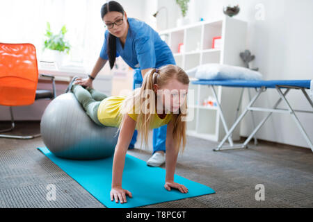 Calma con i capelli lunghi ragazza con due ponytails indossando vestiti comodi Foto Stock