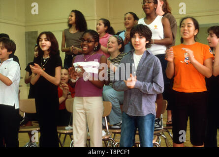 Junior high school chorus pract5ghiaccio a un pubblico di Manhattan School di New York City. Foto Stock