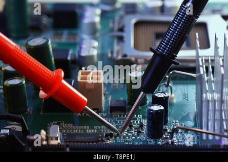 Chiudere fino a punta di spillo punta multimetro servizio controllo della cpu di riparazione computer. La riparazione e il concetto di servizio Foto Stock