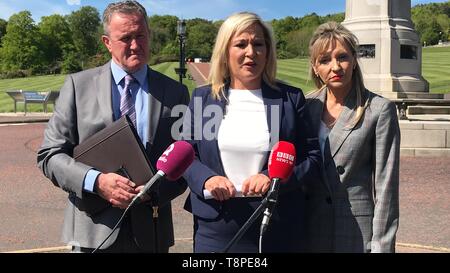 (Da sinistra a destra) Sinn Fein MLA Conor Murphy, Vice Presidente Michelle O'Neill e candidato europeo Martina Anderson, parlare con la stampa di Stormont, davanti a dei colloqui politici volti a ripristinare la deconcentrazione a Belfast, Irlanda del Nord. Foto Stock