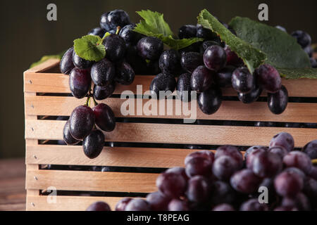 Mature dolci uve in cassetta di legno Foto Stock