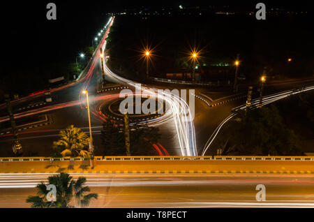 Ribandar Causeway, Divja Circle & Vecchio Ponte Mandovi come visto da Atal Setu, Panaji, Goa. Atal Setu è il terzo più lungo cavo alloggiato a ponte in India. Foto Stock