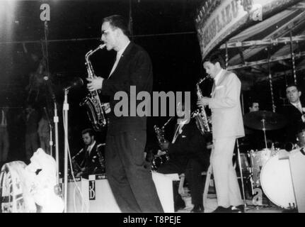 John Dankworth Big Band, con Pietro Re, Beaulieu Jazz Festival, Hampshire, 1960. Autore: Brian Foskett. Foto Stock