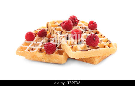 Deliziosi waffles con lo sciroppo al cioccolato e lamponi su sfondo bianco Foto Stock