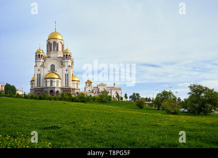 Veduta della chiesa sul sangue in onore di Tutti i Santi risplendenti nella terra russa sulla collina di ascensione, Ekaterinburg, Russia Foto Stock