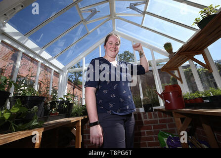 Ex RAF medic e ora membro dello staff Rachel Williamson, che ha usato per essere un paziente al medico per la difesa del Centro di Riabilitazione dell ex sito nella corte Headley, e che ha anche preso parte alla Invictus Giochi di Sydney - a vincere due medaglie d'oro, tre argenti e un bronzo - raffigurato nella neuro giardino durante un tour dei supporti della difesa medico Centro Riabilitativo (DMRC), che ha aperto le sue porte ai media per la prima volta dopo il suo trasferimento a Stanford Hall Station Wagon di riabilitazione vicino a Loughborough. Foto Stock