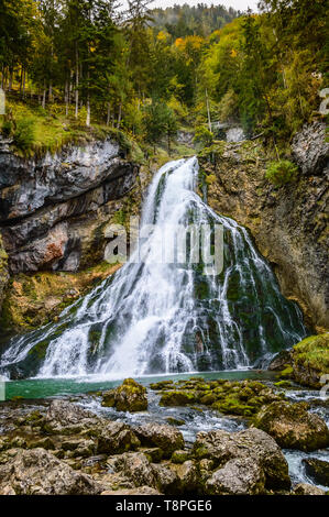 Gollinger Cascata di Golling an der Salzach vicino a Salisburgo, Austria. Splendida vista della cascata a cascata su rocce di muschio nelle Alpi con lunghi exposu Foto Stock
