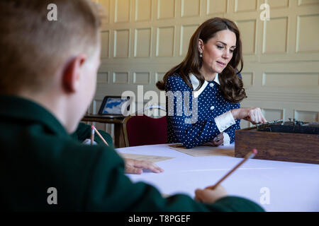 La Duchessa di Cambridge utilizzando un tedesco macchina Enigma catturati durante la seconda guerra mondiale durante una visita a Bletchley Park per visualizzare una speciale d giorni di mostra in appena restaurato edificio telescrivente. Foto Stock