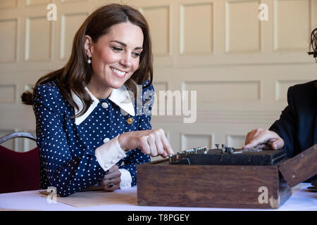 La Duchessa di Cambridge utilizzando un tedesco macchina Enigma catturati durante la seconda guerra mondiale durante una visita a Bletchley Park per visualizzare una speciale d giorni di mostra in appena restaurato edificio telescrivente. Foto Stock