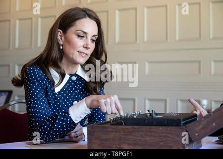 La Duchessa di Cambridge utilizzando un tedesco macchina Enigma catturati durante la seconda guerra mondiale durante una visita a Bletchley Park per visualizzare una speciale d giorni di mostra in appena restaurato edificio telescrivente. Foto Stock