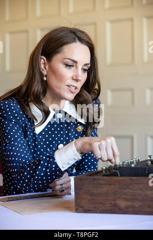 La Duchessa di Cambridge utilizzando un tedesco macchina Enigma catturati durante la seconda guerra mondiale durante una visita a Bletchley Park per visualizzare una speciale d giorni di mostra in appena restaurato edificio telescrivente. Foto Stock