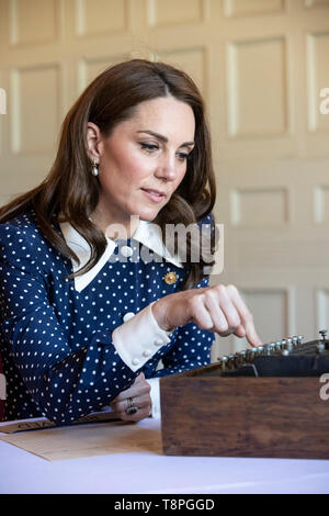 La Duchessa di Cambridge utilizzando un tedesco macchina Enigma catturati durante la seconda guerra mondiale durante una visita a Bletchley Park per visualizzare una speciale d giorni di mostra in appena restaurato edificio telescrivente. Foto Stock