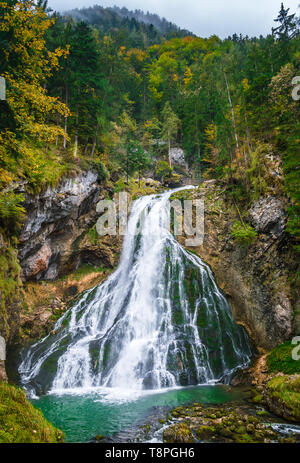 Gollinger Cascata di Golling an der Salzach vicino a Salisburgo, Austria. Splendida vista della cascata a cascata su rocce di muschio nelle Alpi con lunghi exposu Foto Stock