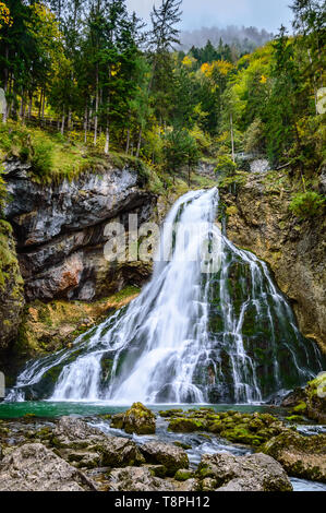 Gollinger Cascata di Golling an der Salzach vicino a Salisburgo, Austria. Splendida vista della cascata a cascata su rocce di muschio nelle Alpi con lunghi exposu Foto Stock
