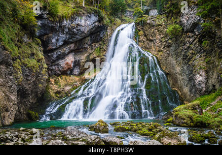 Gollinger Cascata di Golling an der Salzach vicino a Salisburgo, Austria. Splendida vista della cascata a cascata su rocce di muschio nelle Alpi con lunghi exposu Foto Stock