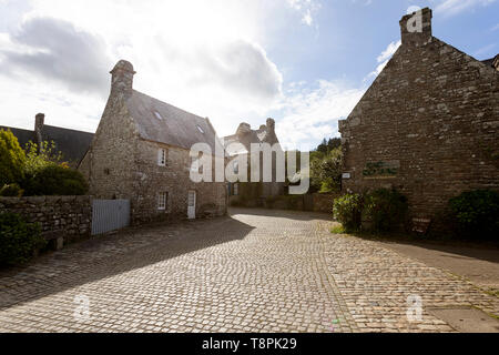 Strada di conserve di borgo medievale di Locronan in Bretagna, Francestone case. Dipartimento di Finistère. Foto Stock