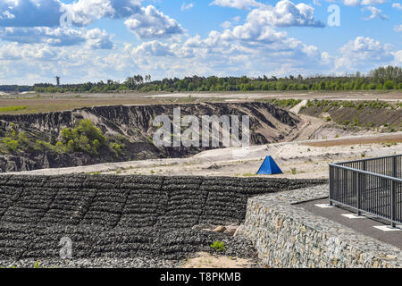 13 maggio 2019, Brandeburgo, Cottbus: vista panoramica sulla a cielo aperto ex miniera di lignite Cottbus-Nord. Il blu il punto di misurazione indica la futura linea di galleggiamento. Le inondazioni dell'ex Cottbus-Nord miniera a cielo aperto ha cominciato a metà aprile 2019. Le inondazioni del grande pit è quello di creare la cosiddetta del Mar Baltico. Secondo la società energetica Lausitz Energie Bergbau AG (LEAG), l'operatore, è acqua di fluire dalla Sprea via Hammergraben in open-cast pit - per un totale di circa 45 milioni di metri cubi per anno. Il grande lago artificiale avrà una superficie di acqua di quasi 19 chilometri quadrati. In Foto Stock