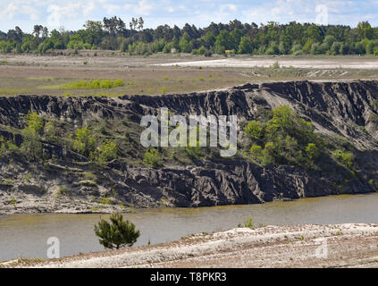 13 maggio 2019, Brandeburgo, Cottbus: vista panoramica sulla a cielo aperto ex miniera di lignite Cottbus-Nord. Le inondazioni dell'ex Cottbus-Nord miniera a cielo aperto ha cominciato a metà aprile 2019. Le inondazioni del grande pit è quello di creare la cosiddetta del Mar Baltico. Secondo la società energetica Lausitz Energie Bergbau AG (LEAG), l'operatore, è acqua di fluire dalla Sprea via Hammergraben in open-cast pit - per un totale di circa 45 milioni di metri cubi per anno. Il grande lago artificiale avrà una superficie di acqua di quasi 19 chilometri quadrati. Nel 2025, secondo LEAG, l'acqua avrà raggiunto la Foto Stock