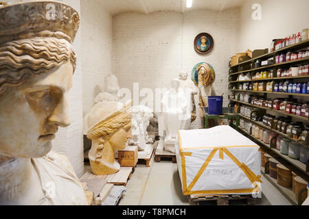 Berlino, Germania. 14 Maggio, 2019. Grandi busti e molti colori possono essere trovati nei magazzini di lo stampo in gesso shop. In occasione del suo bicentenario, la Gipsformerei, la più antica istituzione della Staatliche Museen zu Berlin, presenta le sue partecipazioni e dà una panoramica nel suo lavoro. La mostra 'Nah am Leben. 200 anni di Gipsformerei' è dedicata alla vita e di impressioni naturale dal 13 Luglio nel nuovo James Simon Gallery. Credito: Annette Riedl/dpa/Alamy Live News Foto Stock