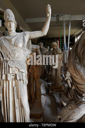 Berlino, Germania. 14 Maggio, 2019. Intonaco storico figure stand come modelli master nel deposito del calco in gesso shop. In occasione del suo bicentenario, la Gipsformerei, la più antica istituzione della Staatliche Museen zu Berlin, presenta le sue partecipazioni. La mostra 'Nah am Leben. 200 anni di Gipsformerei' è dedicata alla vita e di impressioni naturale dal 13 Luglio nel nuovo James Simon Gallery. Credito: Annette Riedl/dpa/Alamy Live News Foto Stock