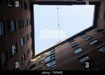 Roma, Italia. 13 Maggio, 2019. Il cortile del tempo di rotazione, l'edificio occupato dal Cardinale Elemosiniere del Vaticano Krajweski ha ricollegato alla luce. (Marco Passaro/fotogramma, Roma - 2019-05-13) P.S. La foto può essere utilizzato nel rispetto del contesto in cui è stato preso e senza intento diffamatorio del decoro delle persone rappresentate Credit: Indipendente Photo Agency Srl/Alamy Live News Foto Stock