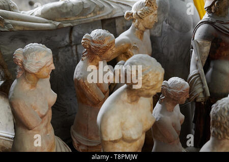 Berlino, Germania. 14 Maggio, 2019. Diversi calchi in gesso di una figura femminile di stare nella stanza di deposito del calco in gesso shop. In occasione del suo bicentenario, la Gipsformerei, la più antica istituzione della Staatliche Museen zu Berlin, presenta le sue partecipazioni. La mostra 'Nah am Leben. 200 anni di Gipsformerei' è dedicata alla vita e di impressioni naturale dal 13 Luglio nel nuovo James Simon Gallery. Credito: Annette Riedl/dpa/Alamy Live News Foto Stock