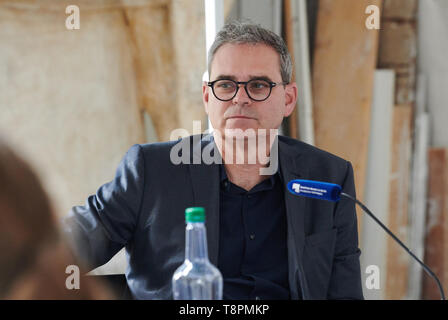 Berlino, Germania. 14 Maggio, 2019. Miguel Helfrich, testa del Gipsformerei dei Musei Nazionali di Berlino, ascolta il vice direttore generale dei Musei nazionali durante la conferenza stampa in occasione del suo bicentenario. La mostra 'Nah am Leben. 200 anni di Gipsformerei' è dedicata alla vita e di impressioni naturale dal 13 Luglio nel nuovo James Simon Gallery. Credito: Annette Riedl/dpa/Alamy Live News Foto Stock