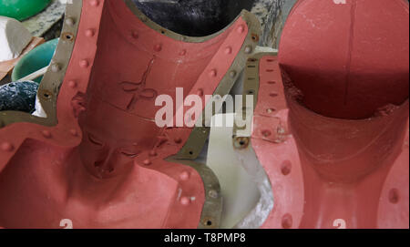Berlino, Germania. 14 Maggio, 2019. La forma di Nefertiti giace sul tavolo in officina camere di lo stampo in gesso shop. In occasione del suo bicentenario, la Gipsformerei, la più antica istituzione della Staatliche Museen zu Berlin, presenta le sue partecipazioni e dà una panoramica nel suo lavoro. La mostra 'Nah am Leben. 200 anni di Gipsformerei' è dedicata alla vita e di impressioni naturale dal 13 Luglio nel nuovo James Simon Gallery. Credito: Annette Riedl/dpa/Alamy Live News Foto Stock