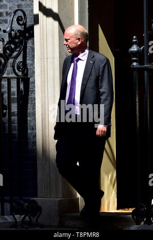 Chris Grayling MP - Segreteria di Stato per il trasporto - lasciando un lunghissimo Cabinet settimanale incontro a Downing Street, Westminster. Londra, Regno Unito. 14 maggio 2019. Foto Stock