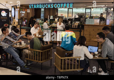 Hong Kong, Cina. Il 4 maggio, 2019. I clienti si vede a bere caffè presso la multinazionale americana la catena Starbucks Coffee ristorante a Hong Kong. Credito: Budrul Chukrut SOPA/images/ZUMA filo/Alamy Live News Foto Stock
