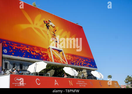 Cannes, Francia. 14 Maggio, 2019. La facciata del Palais dispone di filmmakers martedì 14 maggio 2019 presso la 72a edizione del Festival de Cannes, Palais des Festivals Cannes. . Foto di Julie Edwards. Credito: Julie Edwards/Alamy Live News Foto Stock