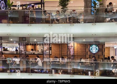 Hong Kong, Cina. Il 4 maggio, 2019. I clienti si vede a bere caffè presso la multinazionale americana la catena Starbucks Coffee ristorante a Hong Kong shopping mall. Credito: Budrul Chukrut SOPA/images/ZUMA filo/Alamy Live News Foto Stock